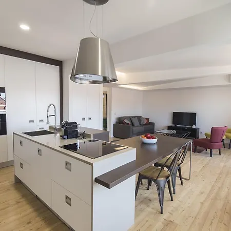 Апартаменты Lovelystay - 2 Bedroom Modern Terrace