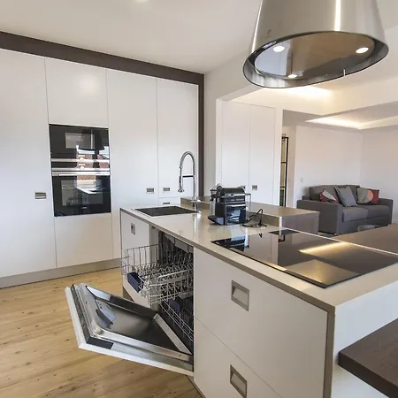 Lovelystay - 2 Bedroom Modern Terrace
