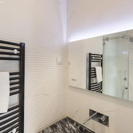 Lovelystay - 2 Bedroom Modern Terrace Апартаменты